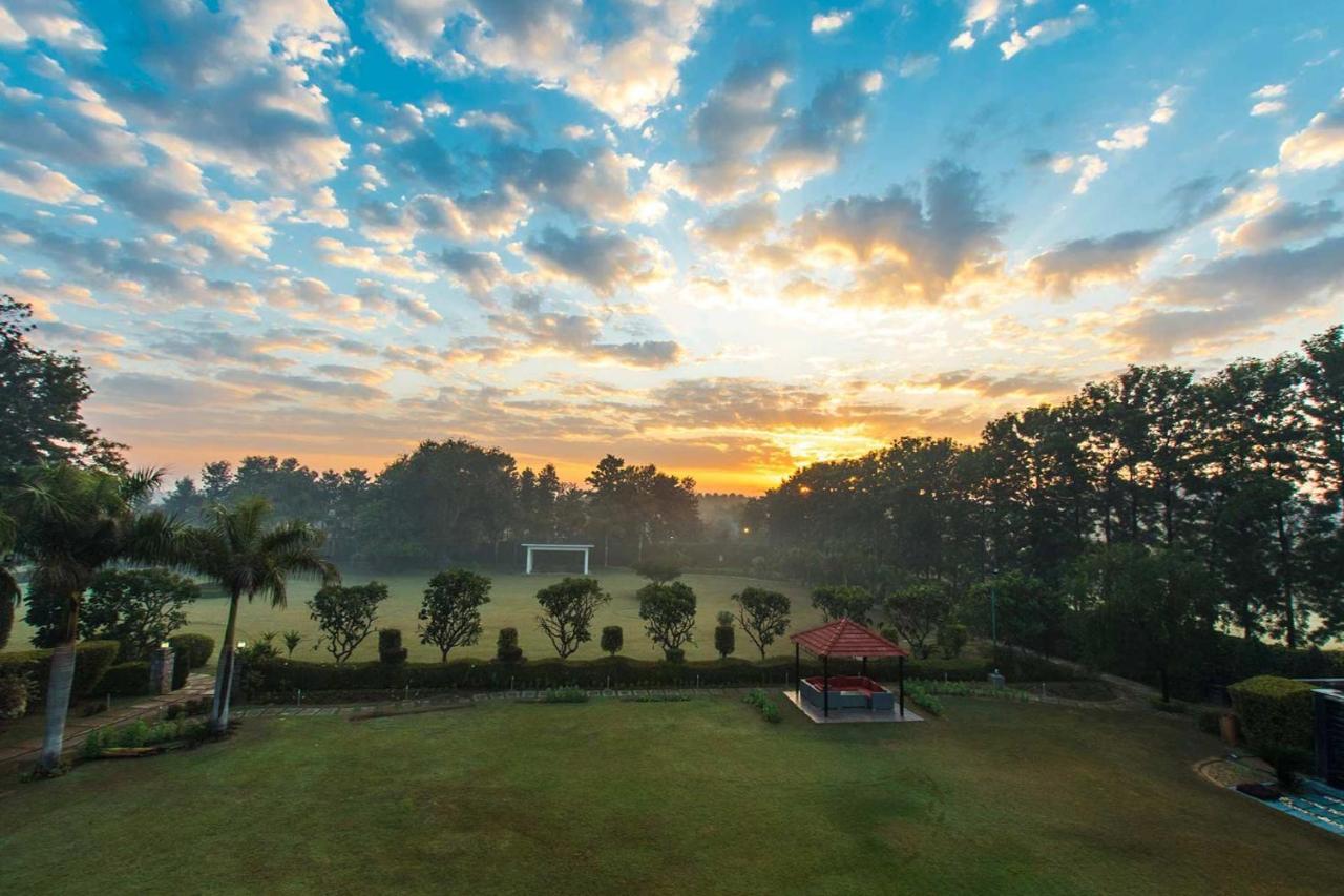 Stayvista At The Banyan Abode With Pool Table, Pet Friendly & Outdoor Pool Manesar Esterno foto