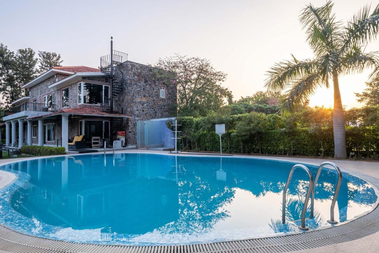 Stayvista At The Banyan Abode With Pool Table, Pet Friendly & Outdoor Pool Manesar Esterno foto