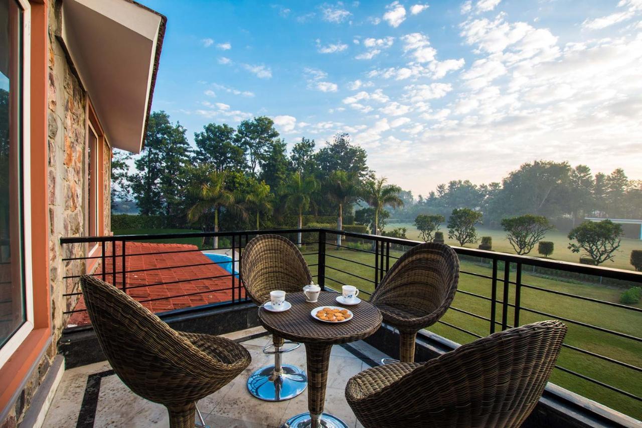 Stayvista At The Banyan Abode With Pool Table, Pet Friendly & Outdoor Pool Manesar Esterno foto